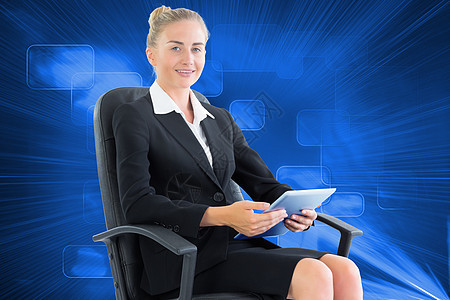 商业女商务人士坐在带平板板板的摇摆椅上的综合图像蓝色界面人士电脑屏幕计算女性女士滚动绘图图片
