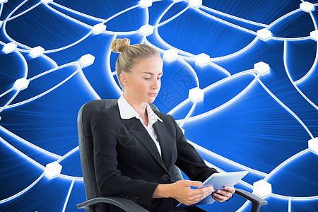 商业女商务人士坐在带平板板板的摇摆椅上的综合图像连接职业蓝色滚动计算机电脑数字旋转商务线条图片