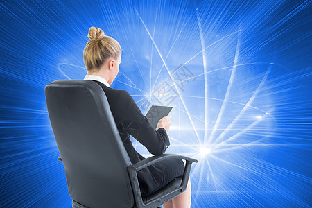 商业女商务人士坐在带平板板板的摇摆椅上的综合图像蓝色线条几何商务职业圆圈计算机套装技术未来派图片