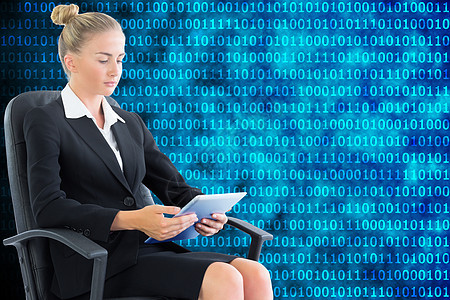 商业女商务人士坐在带平板板板的摇摆椅上的综合图像套装旋转代码职业辉光滚动电脑计算机触摸屏编码图片