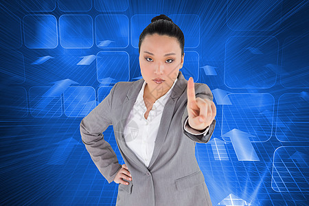 不断微笑的亚洲女商务人士综合形象 指着蓝色计算机人士商业女性女士绘图商务屏幕头发图片