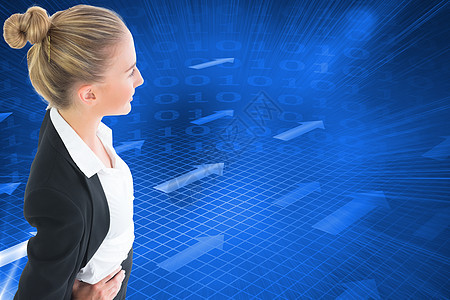 商业女商务人士的复合形象 她们用手站在臀部上商务未来派头发数字职业双手绘图计算机计算金发图片
