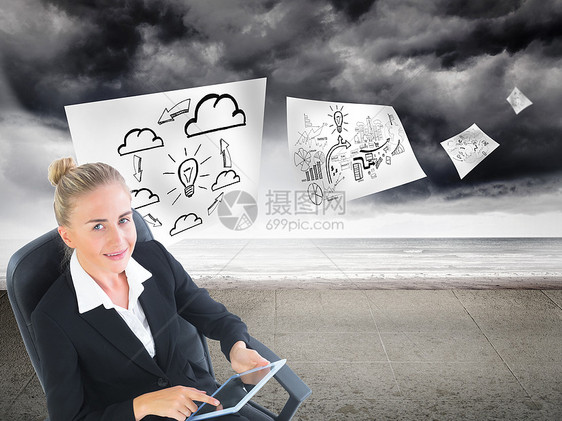 商业女商务人士坐在带平板板板的摇摆椅上的综合图像飞行天空商务风暴计算机绘图云计算套装药片电脑图片