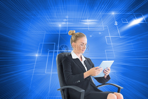 商业女商务人士坐在带平板板板的摇摆椅上的综合图像计算机套装穿越联锁滚动屏幕女性线条电脑女士图片