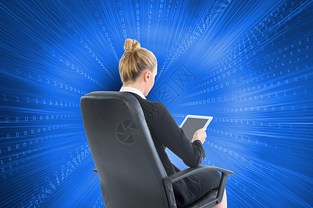 商业女商务人士坐在带平板板板的摇摆椅上的综合图像蓝色技术药片编码绘图女性旋转滚动触摸屏计算图片