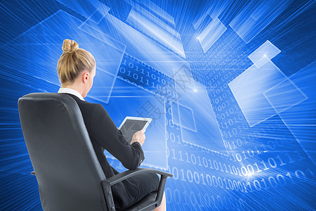商业女商务人士坐在带平板板板的摇摆椅上的综合图像蓝色线条计算机技术联锁人士火花套装旋转绘图图片