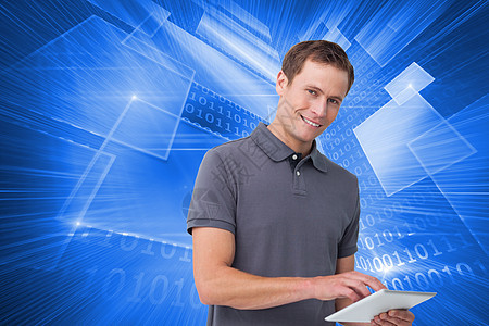 微笑的年轻男子用平板电脑综合图像线条技术联锁屏幕快乐牛仔裤计算头发未来派电子书图片