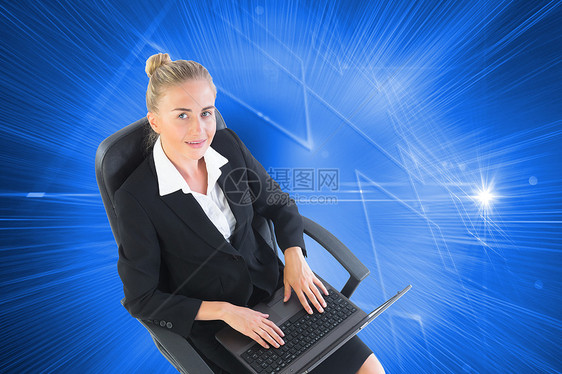 商业女商务人士用笔记本电脑坐在摇摇椅上的综合图像旋转绘图火花女士人士线条职业穿越套装联锁图片
