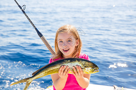 捕捞鱼的Blond小女孩钓鱼甲板女孩海洋旅行快乐蓝色渔夫航行童年图片