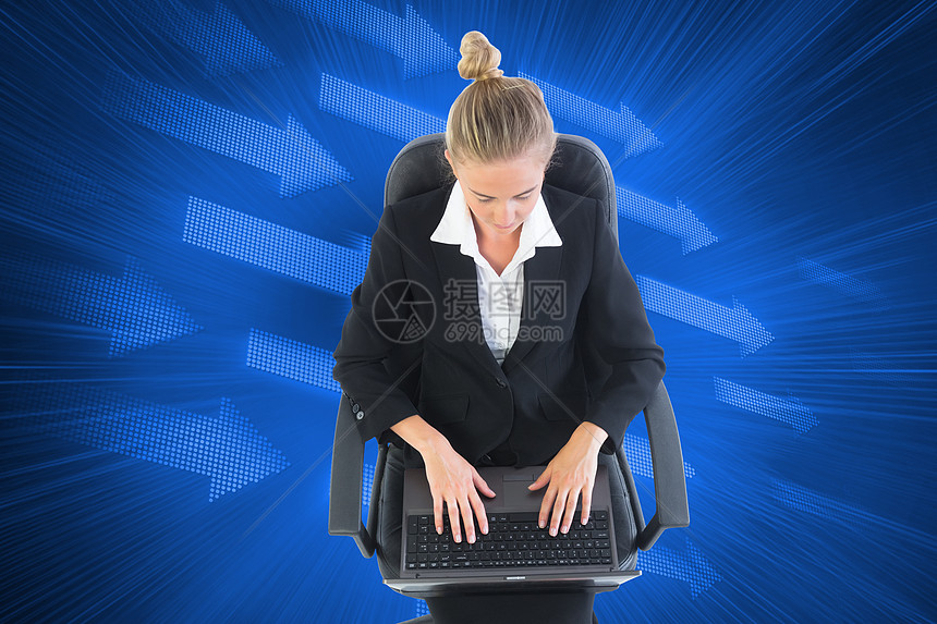 商业女商务人士用笔记本电脑坐在摇摇椅上的综合图像女士商务数字女性人士计算套装蓝色职业技术图片