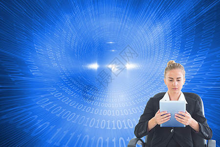 使用平板电脑的集中的希奇女商务人士前视图像综合图象女士旋转套装蓝色计算滚动触摸屏药片漩涡技术图片