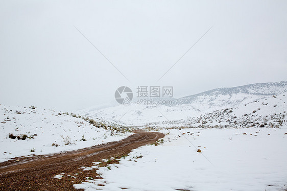 美国内华达州山中春雪崎岖风景树木山脉高山顶峰旅行首脑岩石荒野图片