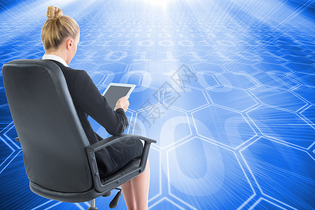 商业女商务人士坐在带平板板板的摇摆椅上的综合图像套装电脑技术辉光线条女士药片蓝色触摸屏商务图片