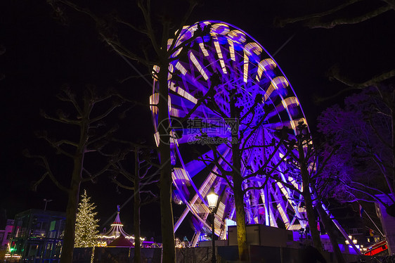 在荷兰马斯特里赫特的圣诞节市场开着Ferris车轮图片