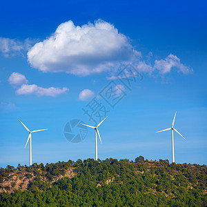 山顶风力车场的出气机环境公园旋转蓝色风车翅膀电机森林技术力量图片