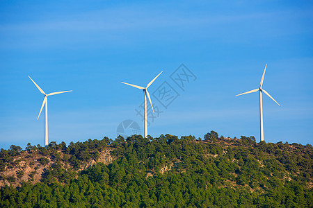 山顶风力车场的出气机国家森林蓝色树木首脑电机技术生态翅膀气氛背景图片