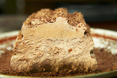 巧克力冰淇淋和加硬巧克力奶油香气棕色冻结食物盘子甜点地面磨碎图片