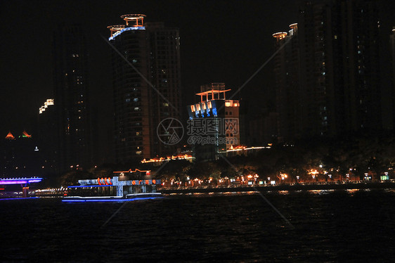 夜里在珍珠河上行驶的船城市珍珠运动场景流动海浪天际风景巡航地标图片