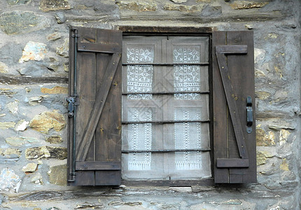 旧窗口岩石棕色窗帘白色窗户房子建筑学建筑石头背景图片