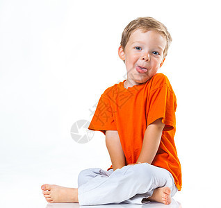 快乐的男孩坐在地板上乐趣男生男性工作室蓝色青年幼儿园小学生童年情感图片