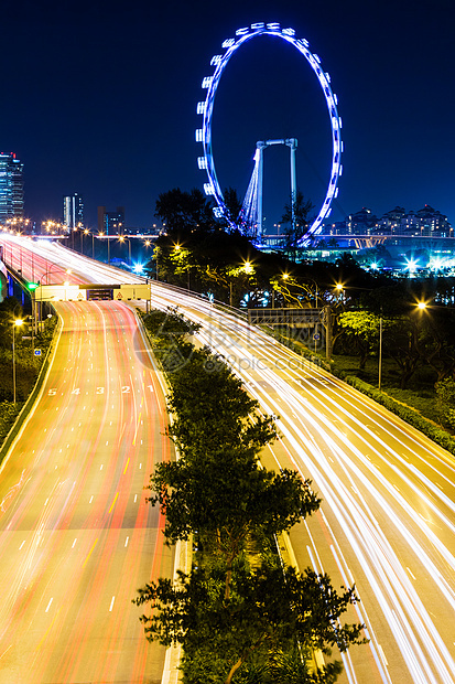 新加坡市夜间城市踪迹摩天轮天际景观车轮传单红绿灯轨迹交通图片