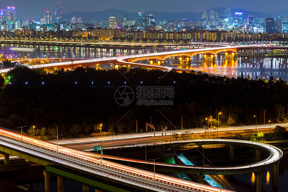 首首城市之夜市中心天空踪迹建筑交通大桥景观日落圣水办公室图片