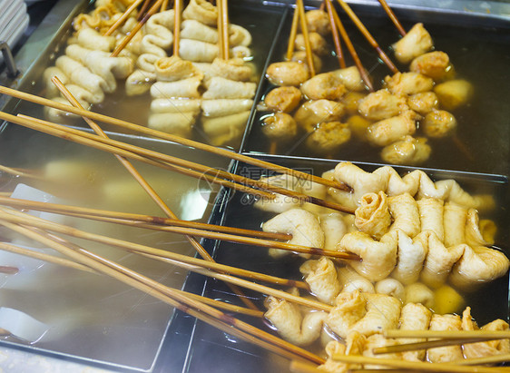 韩国当地食物 鱼蛋糕木头摊位街道香料烹饪肉丸小吃市场美食图片