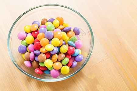 巧克力在碗中的糖果食物红色棕色垃圾圆形甜点绿色黄色蓝色白色图片