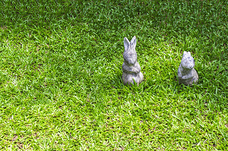 绿草上两个兔子雕像图片