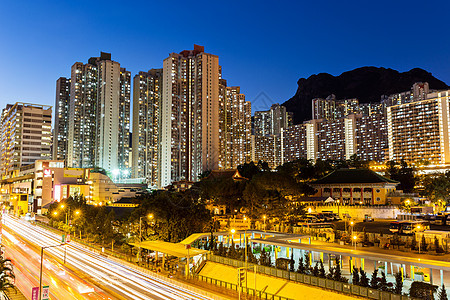 夜里九龙和狮子摇滚寺庙交通人口城市风景住房岩石速度踪迹建筑学图片