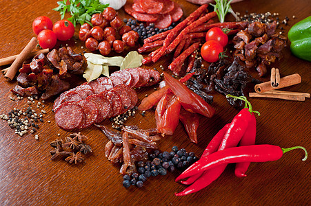 肉类和香肠火腿炙烤治愈美食熏制牛肉猪肉沙拉食物木板图片
