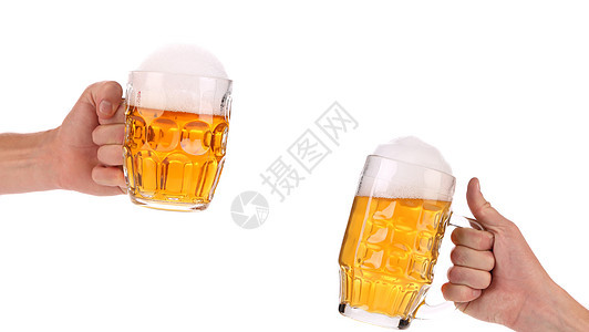 手里拿着两个满杯啤酒的杯子泡沫琥珀色流动食物金子气泡玻璃酒吧白色派对图片