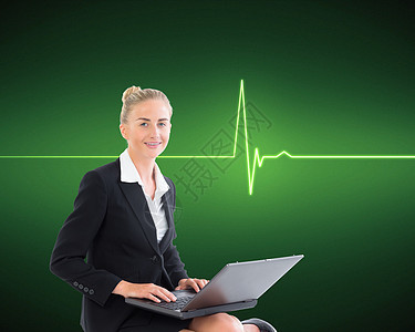 使用笔记本电脑的女商务人士综合图像浅色套装心率心电图心脏病学监视器技术商务电气女性图片