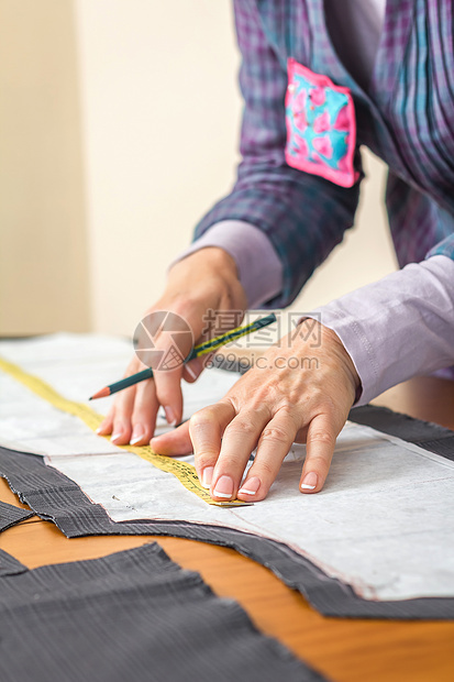 制衣师测量桌上裁缝型样板工艺女性裙子工作女士缝纫剪裁戏服纺织品手工业图片