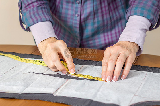 制衣师测量桌上裁缝型样板织物缝纫磁带手工创造力缝纫机工具设计师时装手工业图片