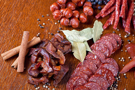 肉类和香肠猪肉香料木板木头香菜桌子蔬菜辣椒熏制牛肉图片