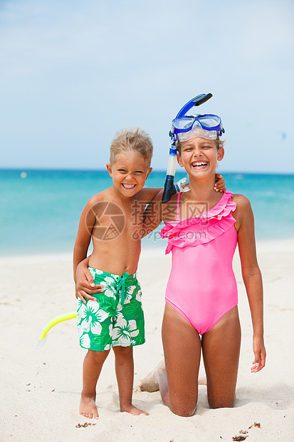 在海滩上快乐的孩子们太阳假期男生女性乐趣蓝色运动兄弟海滨活动图片