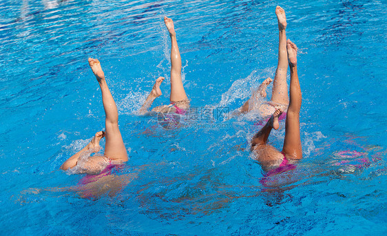同步游泳者耐力力量人脚潜水竞赛蓝色脚趾运动游泳女性图片