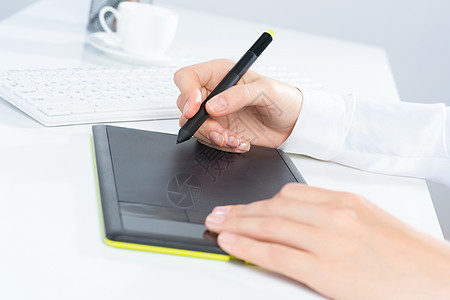 在平板上绘制图表的设计手图创造力草图工作监视器数字化技术插图手写笔桌子电脑图片