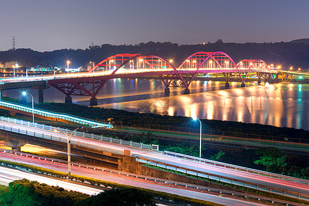 轻型汽车夜间场景车辆天空市中心建筑学首都旅行大灯交通运输景观图片