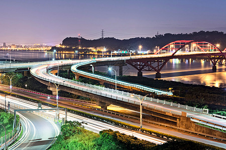 轻型汽车夜间场景交通街道大灯车辆速度运动建筑学市中心运输风景图片