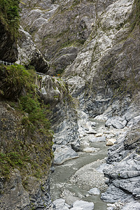 Taroko国家公园瀑布旅行悬崖洞穴小径戏剧性峡谷地理地标岩石图片