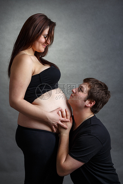 爱着幸福的一对夫妻 与丈夫一起怀孕的女人家庭工作室妻子母亲腹部女性肚子男性父亲情侣图片