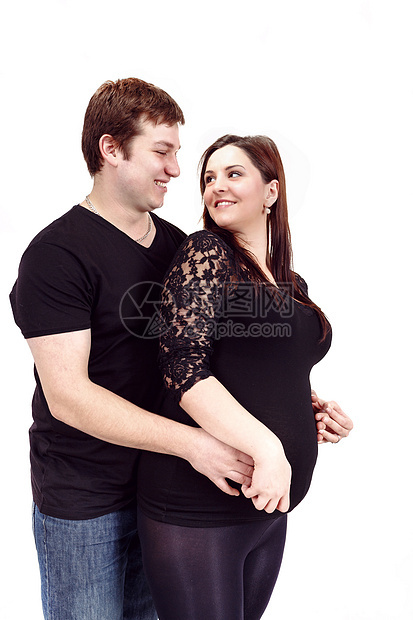 快乐的情侣 与丈夫一起微笑的怀孕妇女男性婴儿女士妻子母亲工作室男人腹部家庭父母图片
