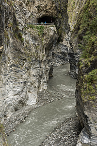 Taroko国家公园戏剧性石头岩石洞穴地理小径环境风景溪流瀑布图片