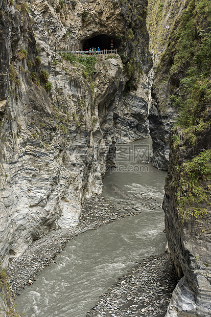 Taroko国家公园戏剧性石头岩石洞穴地理小径环境风景溪流瀑布图片