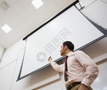 男教师 在讲堂有投影屏幕的男教师讲师知识研究所混血木板报告智力领带职业研讨会背景图片