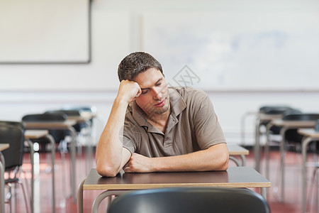 坐在教室上课的成年男学生疲劳图片