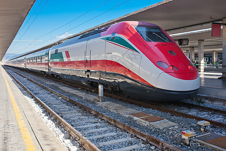 现代火车铁路商业运输技术运动速度民众乘客机车铁轨图片