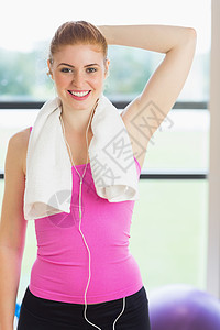 在健身工作室用毛巾围着脖子的女人图片
